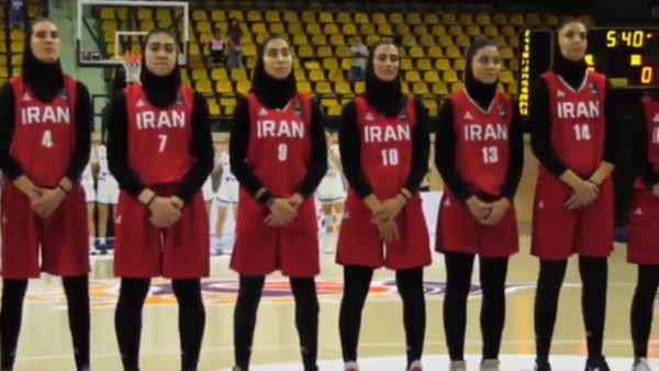 Irán acusa de «traición» a jugadoras de la selección de básquet por no cantar el himno en un partido