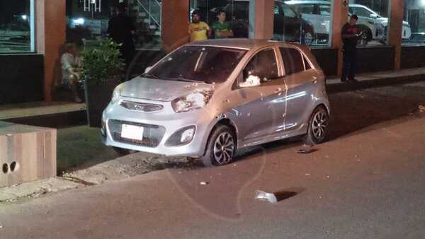 Vehículo fue baleado frente a un local de eventos en el Barrio San Antonio.