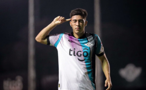Versus / El ídolo inglés del juvenil Rubén Lezcano, quien la rompe en Libertad