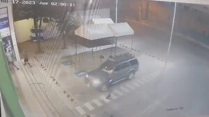 San Lorenzo: Intentaron arrancar un cajero automático, probaron cinco veces y casi vuelcan
