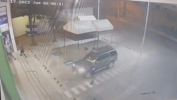 San Lorenzo: Intentaron arrancar un cajero automático, probaron cinco veces y casi vuelcan