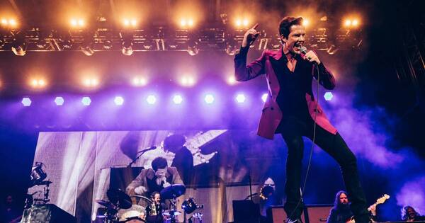 La Nación / The Killers se disculpa por subir a un ruso al escenario
