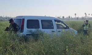 Delincuentes abandonan vehículo
