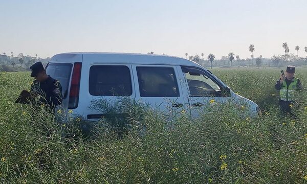 Delincuentes abandonan vehículo