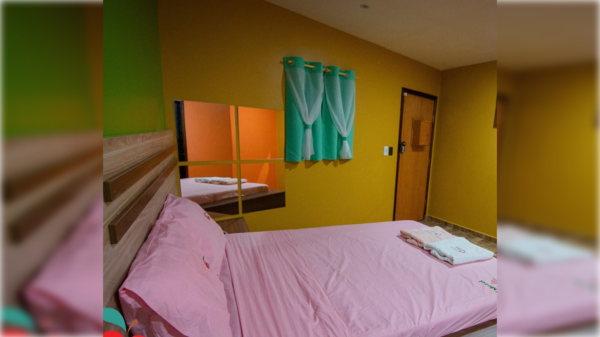 Karai de 54 años ñandereja en la habitación de un motel