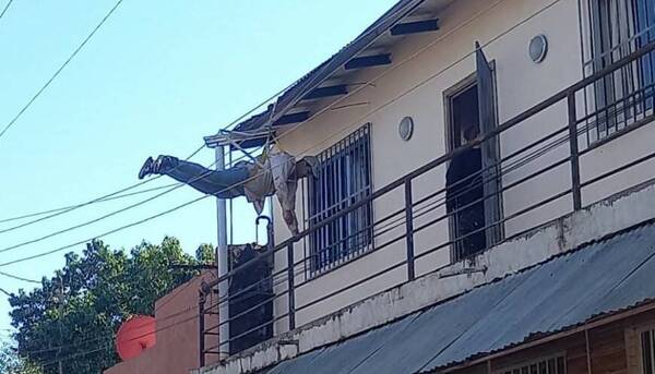 DOBLE MILAGRO: PINTOR CAYÓ DE LO ALTO DE UNA CASA SOBRE UN TENDIDO ELÉCTRICO Y ¡SE SALVÓ! - Itapúa Noticias