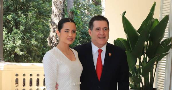 La Nación / La empresaria Chiara Capdevila apostó al ao po’i y deslumbró en la toma de mando