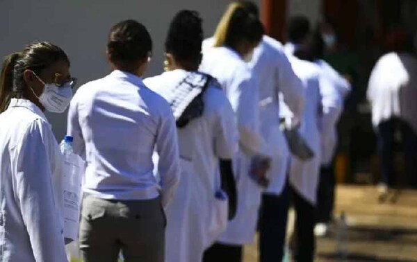El 85,6% de médicos brasileños recibidos en Paraguay reprobaron examen para revalidar sus títulos – Prensa 5