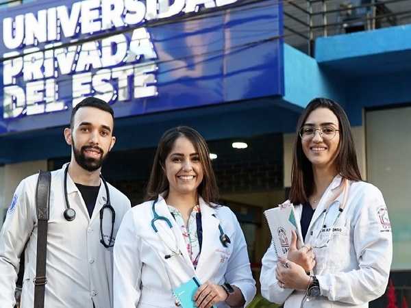 Médicos brasileños que se graduaron en Paraguay, reprueban revalidación en su país - La Tribuna