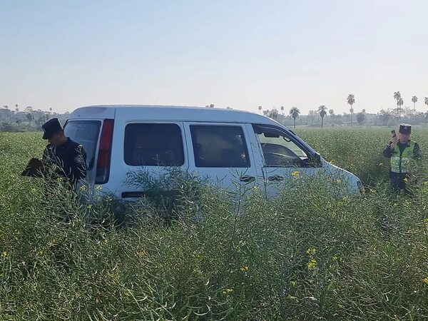 Abandonan en medio de cultivo de canola vehículo robado en asalto domiciliario - ABC en el Este - ABC Color