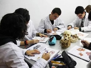 Médicos de Brasil que se graduaron en Paraguay, reprueban revalidación en su país - La Tribuna