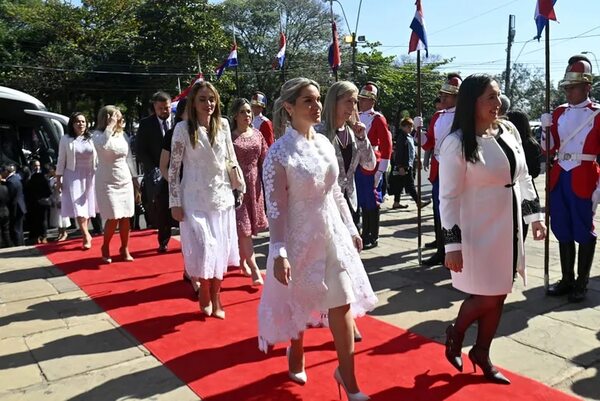 Sobredosis blanca y otras perlitas protocolares en la ceremonia de traspaso de mando - Sociales - ABC Color