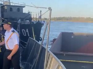 Barcazas chocan contra yate presidencial y buques de la Armada - Nacionales - ABC Color