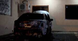 La Nación / Incendian un vehículo en la cochera de un departamento en Asunción