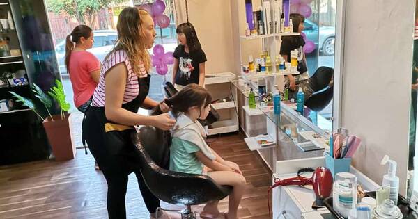 La Nación / Peluquería de Villa Elisa regaló peinados a niñas para celebrar su día