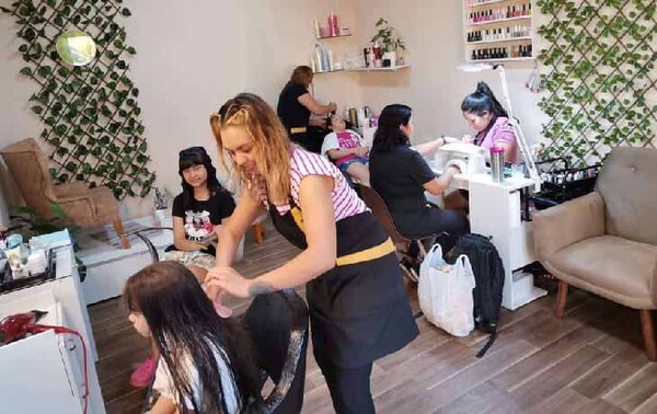Peluquería regaló peinados a niñas para celebrar su día en Villa Elisa – Prensa 5