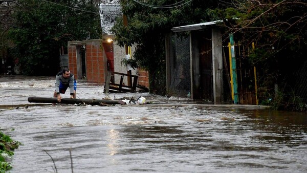 Un fuerte temporal de lluvia y viento afecta a varias zonas de Argentina