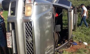 Aparatoso vuelco de vehículo en Hernandarias deja una lesionada