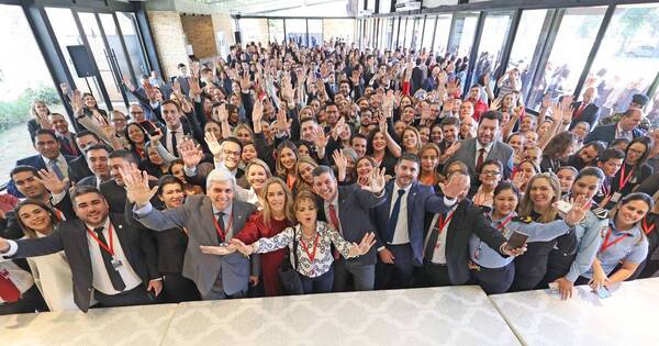 La Nación / Matrimonio presidencial destaca el trabajo realizado por el equipo de transmisión de mando