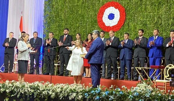 Gobernadora de Concepción promete trabajo y honestidad - Política - ABC Color