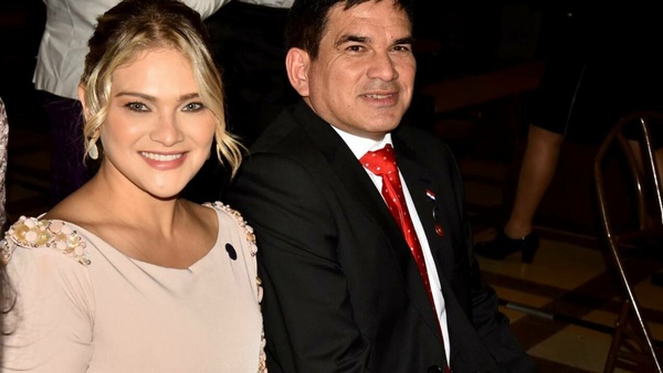 Bellísima la periodista de Residentas con su pareja, en el Tedeum