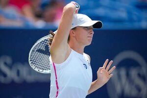 Swiatek sufre para remontar a Zheng y Rybakina se retira por lesión - Tenis - ABC Color