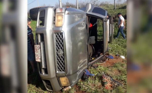 Mujer sufre lesiones tras volcar su camioneta