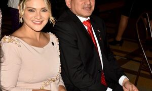 La periodista Susan Paradeda, re chururu, acompañó al ministro Baruja en el Te Deum