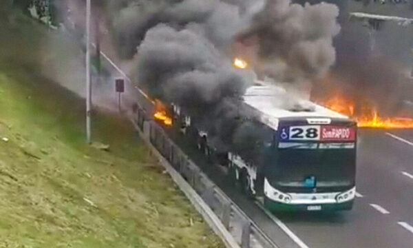 Pasajeros se salvan justo antes que un bus arda en llamas
