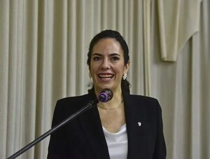 Claudia Centurión asumió en MOPC en medio de hurras y muchas promesas - Economía - ABC Color