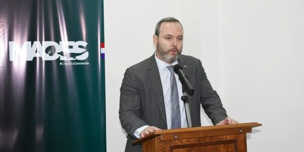 Ministro De Barros tomó posesión de cargo