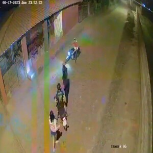 Desconocidos despojan de su motocicleta a una joven pareja - Unicanal