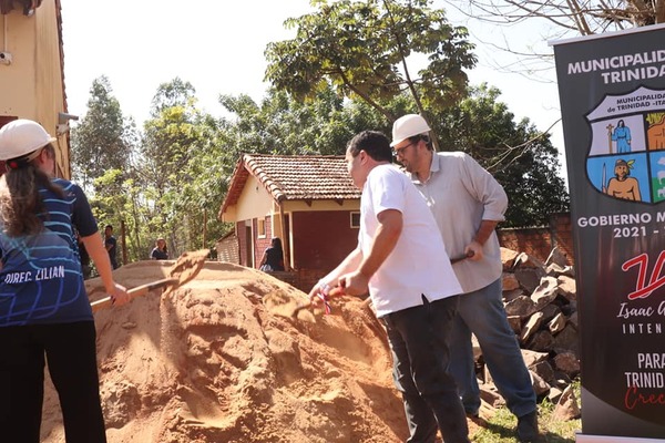 PALADA INICIAL PARA LA CONSTRUCCIÓN DE BAÑOS SEXADOS EN DOS INSTITUCIONES EDUCATIVASDE TRINIDAD - Itapúa Noticias
