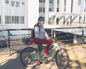 Paciente dializada viaja en bicicleta a sus controles