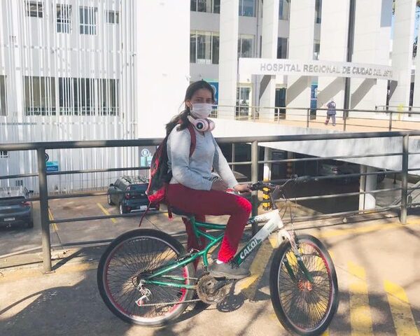 Paciente dializada viaja en bicicleta a sus controles