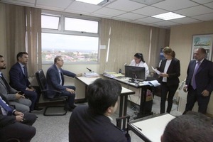 "Es evidente que se trata de dilatar la audiencia de imposición de medidas"