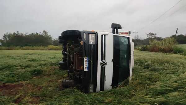 Camión con furgón refrigerado vuelca aparatosamente en Fram debido a la intensa lluvia