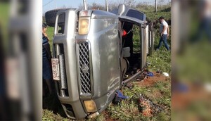 Diario HOY | Vehículo vuelca tras reventar una rueda: mujer sufre lesiones