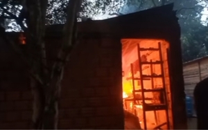 Cayó rayo sobre una vivienda en Lambaré y se incendió