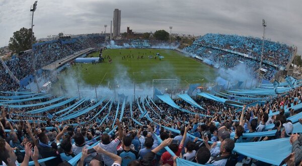 Versus / El conmovedor gesto de los hinchas de Belgrano para los niños en Argentina