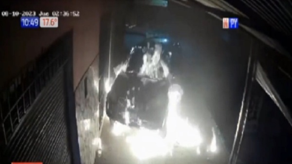 Pirómano suelto en Luque: Incendió un rodado - Noticias Paraguay