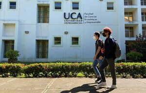 Ponen bandera sandinista en la sede “confiscada” de la jesuita Universidad Centroamericana - Mundo - ABC Color