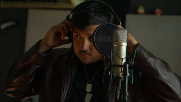 [VIDEO] Este cantante con sus "Ojos color café" quiere emocionar al rollete
