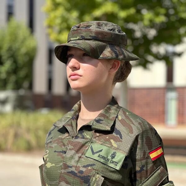 ¡Mirá las primeras imágenes de la princesa Leonor vestida de militar! - Gente - ABC Color