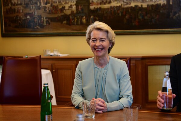 Ursula Von der Leyen anuncia que las reservas de gas de la Uni贸n Europea est谩n ya al 90% - Revista PLUS