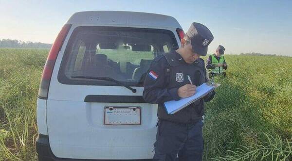 Polis encuentran camioneta abandonada que se usó para un feroz robo con toma de rehenes