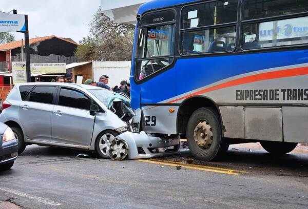 Automovilista queda atrapado tras chocar contra un bus •