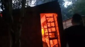 Diario HOY | Rayo cayó en un árbol y provocó incendio de una casa en Lambaré