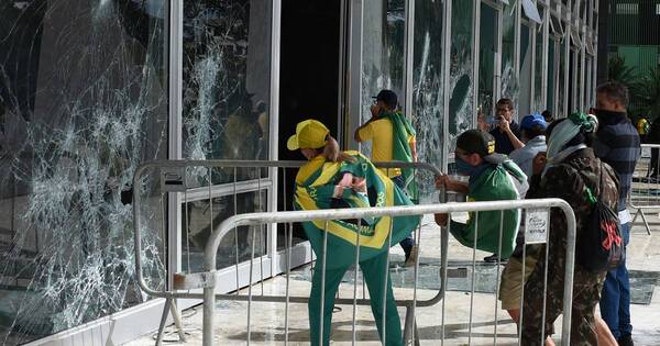 La Nación / Arrestan a cúpula policial de Brasilia por intento de golpe de Estado