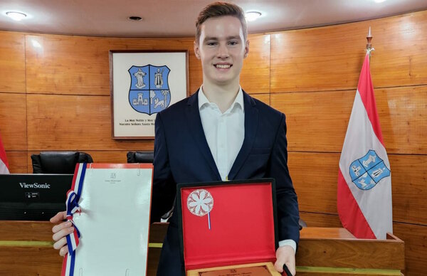 Versus / Joshua Duerksen, distinguido como "Hijo dilecto de la ciudad de Asunción"